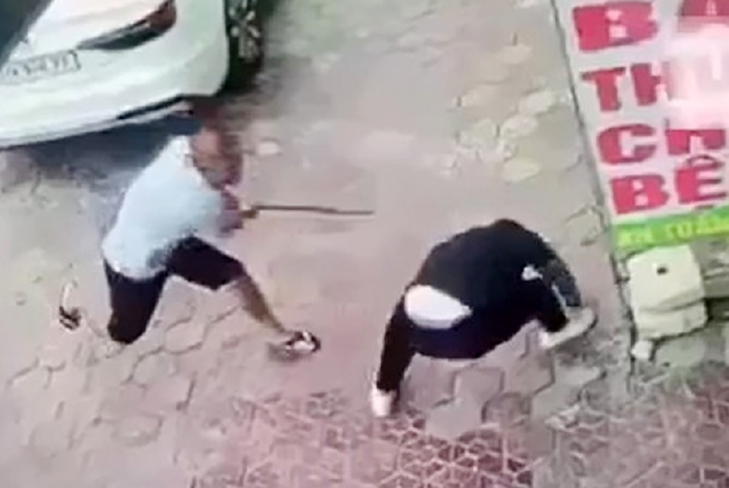 Xôn xao clip nam thanh niên bị chém liên tiếp vào người giữa phố