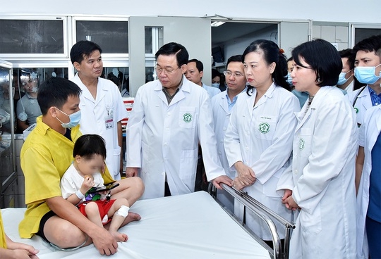 Chủ tịch Quốc hội Vương Đình Huệ tưởng niệm các nạn nhân vụ cháy chung cư mini - Ảnh 3.