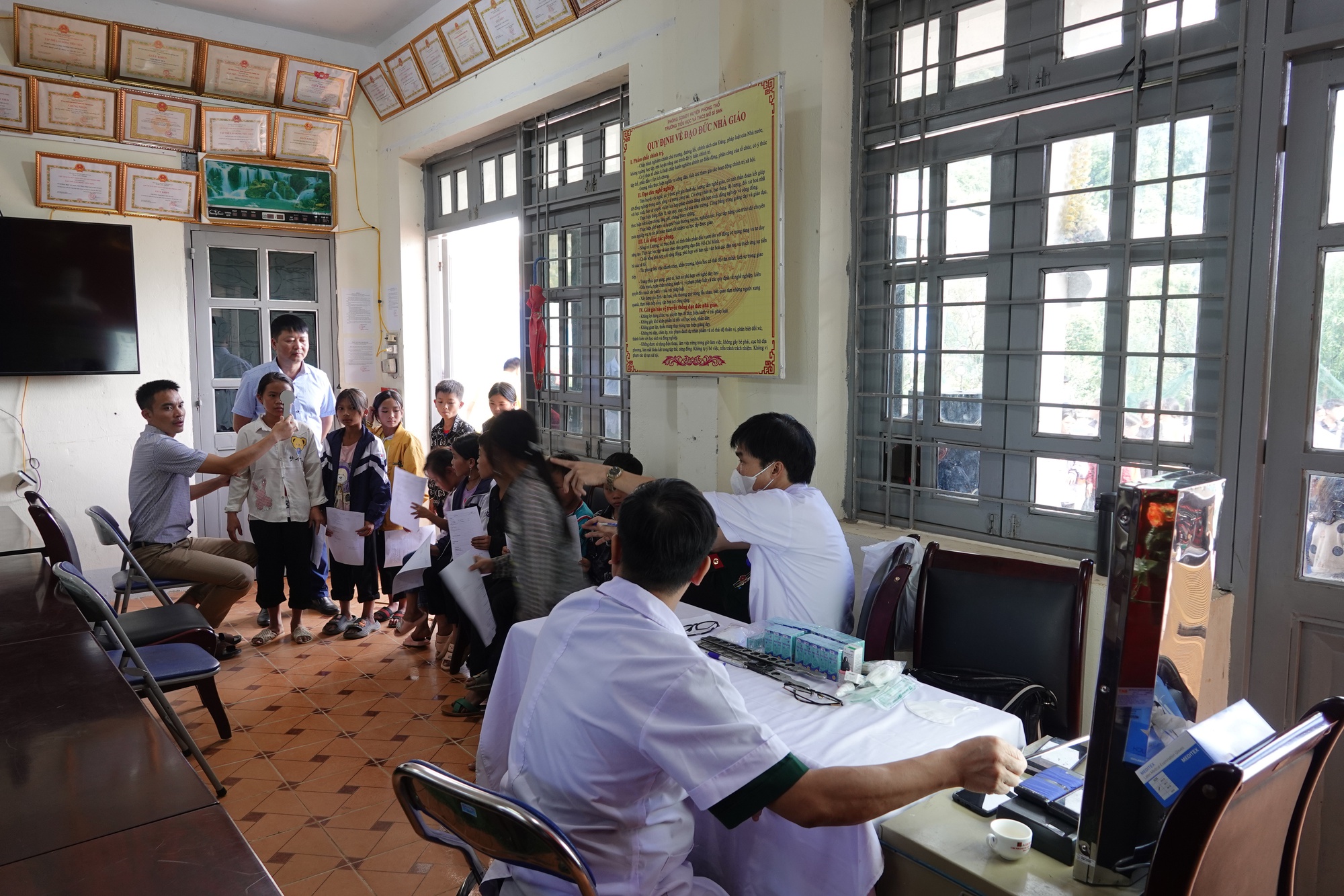 H&agrave;ng ng&agrave;n l&aacute; cờ Tổ quốc đến với người d&acirc;n v&ugrave;ng bi&ecirc;n giới tỉnh Lai Ch&acirc;u - Ảnh 9.