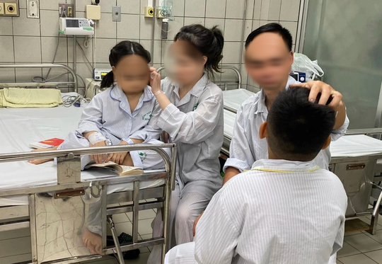 Gia đ&igrave;nh 5 người tho&aacute;t chết sau vụ ch&aacute;y chung cư