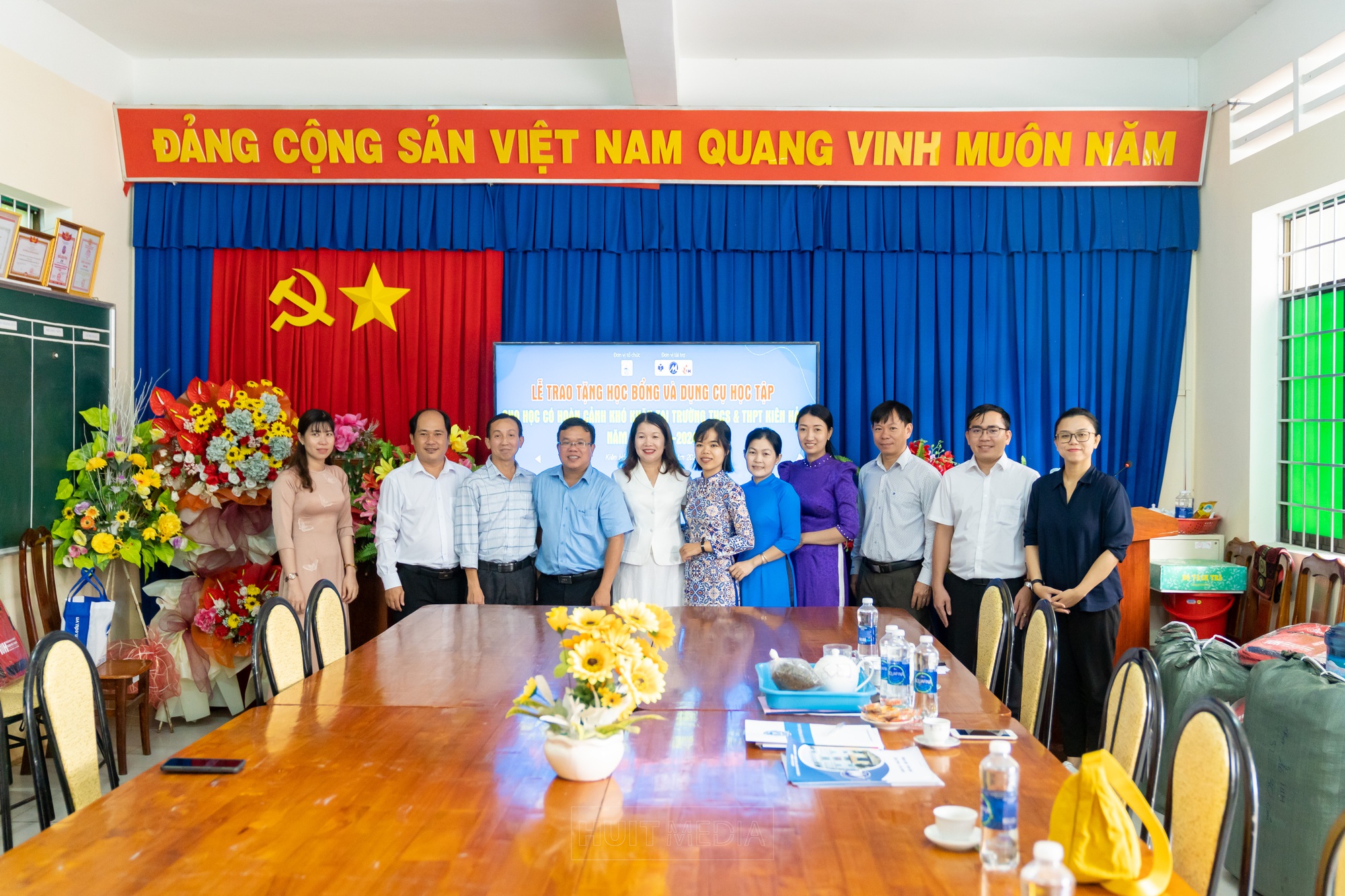 Trường Đại học đồng hành cùng học sinh, sinh viên khó khăn - Ảnh 2.