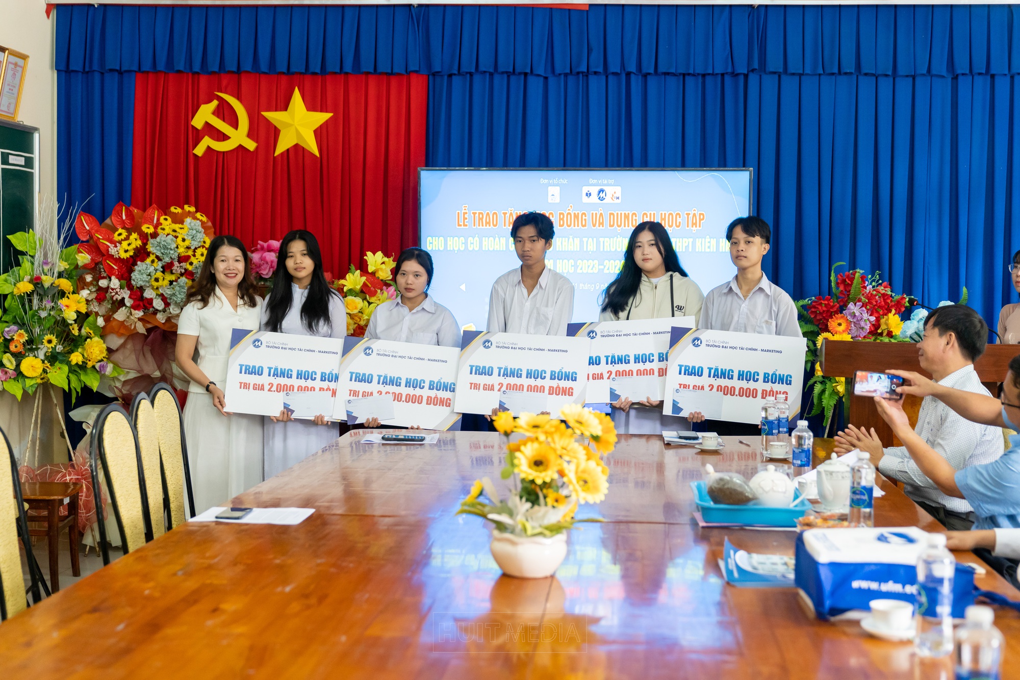 Trường Đại học đồng hành cùng học sinh, sinh viên khó khăn - Ảnh 1.