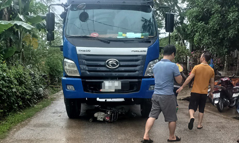 Hai học sinh lớp 10 bị xe ben tông tử vong khi đang tới trường