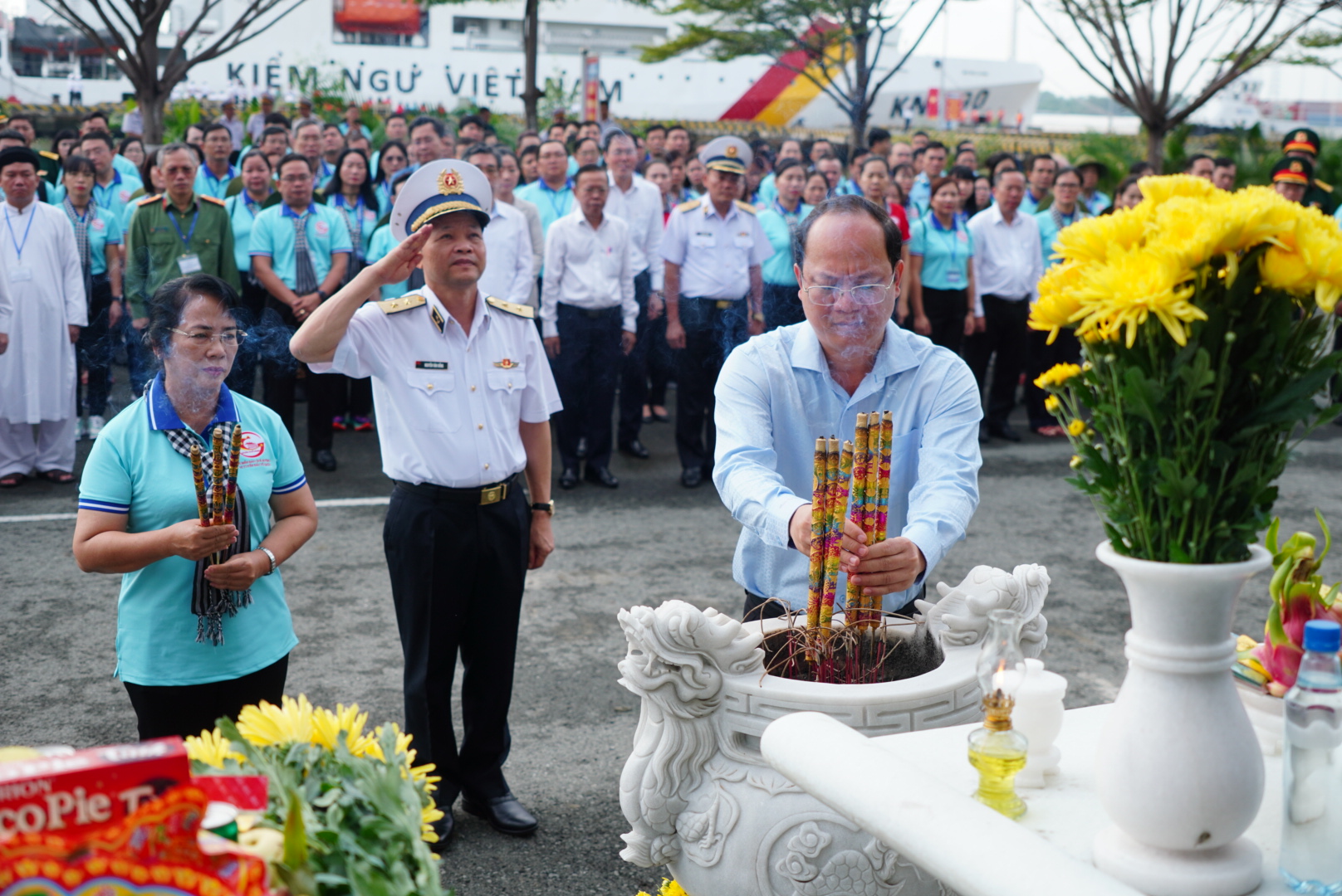 185 đại biểu TP HCM thăm c&aacute;n bộ, chiến sĩ v&agrave; nh&acirc;n d&acirc;n v&ugrave;ng biển T&acirc;y Nam - Ảnh 1.