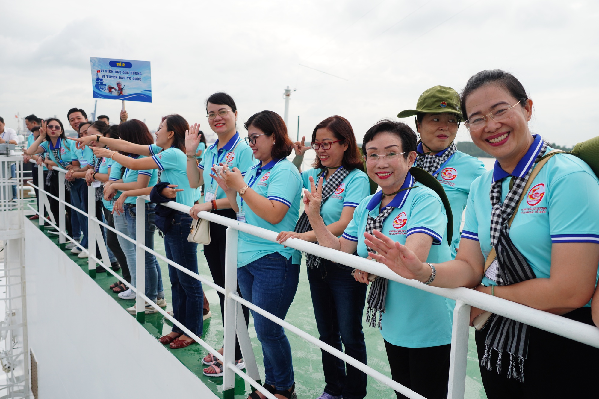 185 đại biểu TP HCM thăm c&aacute;n bộ, chiến sĩ v&agrave; nh&acirc;n d&acirc;n v&ugrave;ng biển T&acirc;y Nam - Ảnh 4.