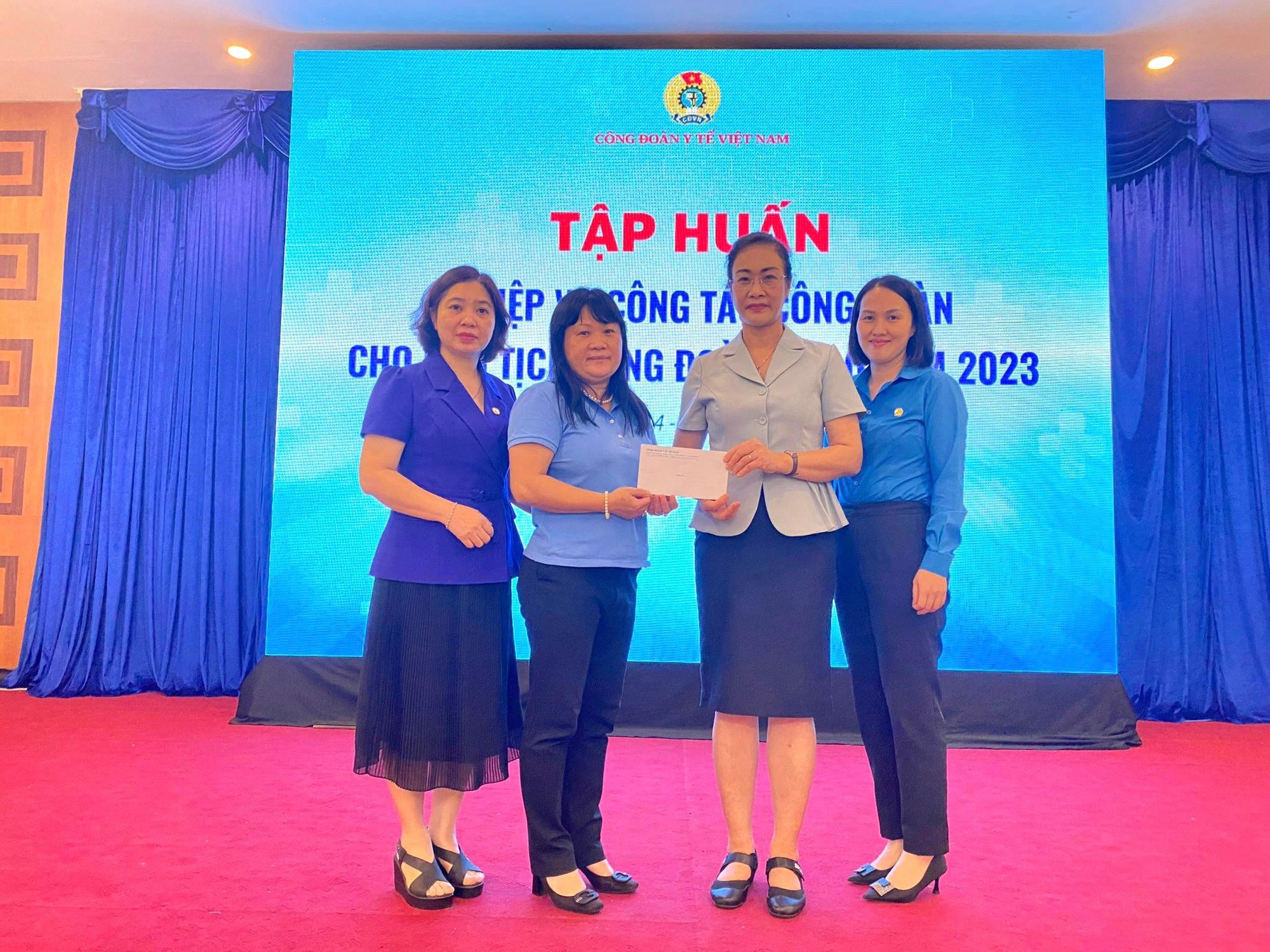 Quy&ecirc;n g&oacute;p hỗ trợ gia đ&igrave;nh đo&agrave;n vi&ecirc;n gặp nạn trong vụ ch&aacute;y chung cư mini  - Ảnh 4.