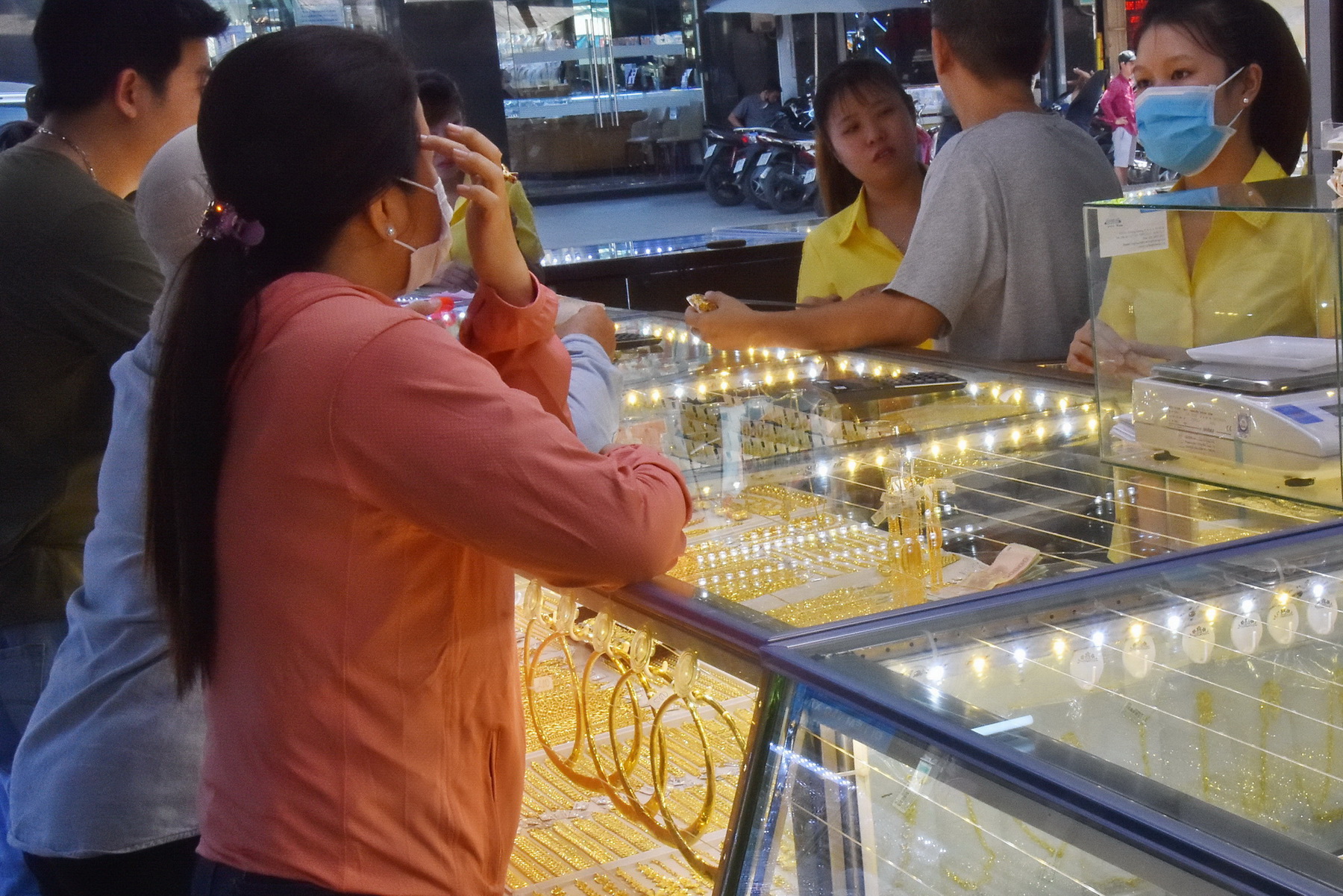 Giá vàng hôm nay 16-9: Vàng SJC lại hướng lên 69 triệu đồng/lượng - Ảnh 1.