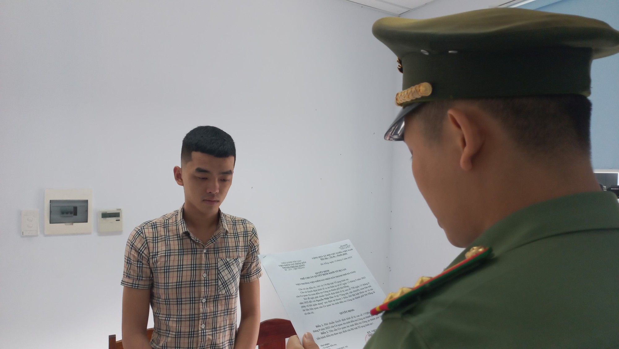 Đối diện án tù vì nhận một khẩu súng làm quà kỷ niệm