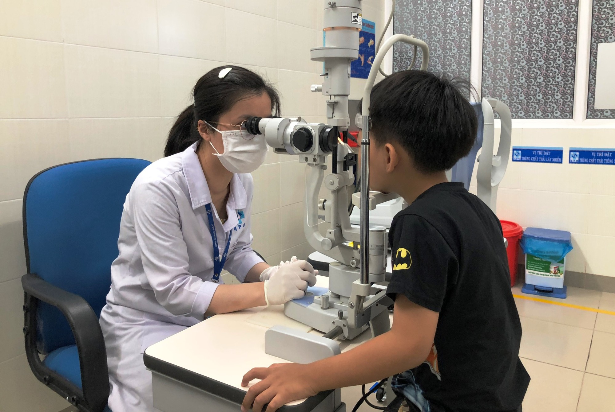 Quảng Ng&atilde;i: Bệnh đau mắt đỏ ho&agrave;nh h&agrave;nh, c&oacute; lớp học nghỉ hơn nửa - Ảnh 3.