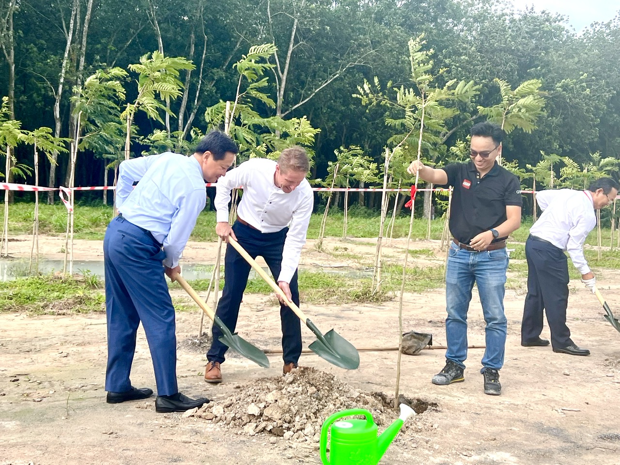Ph&oacute; Thủ tướng L&ecirc; Minh Kh&aacute;i thị s&aacute;t nh&agrave; m&aacute;y 1,3 tỉ USD ở B&igrave;nh Dương - Ảnh 1.
