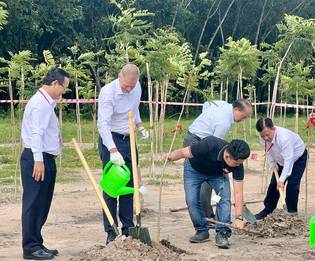 Ph&oacute; Thủ tướng L&ecirc; Minh Kh&aacute;i thị s&aacute;t nh&agrave; m&aacute;y 1,3 tỉ USD ở B&igrave;nh Dương - Ảnh 4.