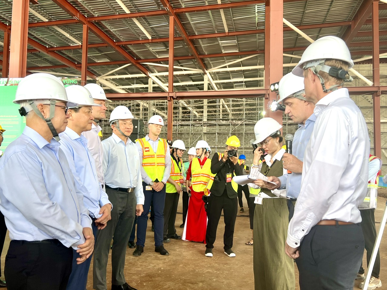 Ph&oacute; Thủ tướng L&ecirc; Minh Kh&aacute;i thị s&aacute;t nh&agrave; m&aacute;y 1,3 tỉ USD ở B&igrave;nh Dương - Ảnh 5.