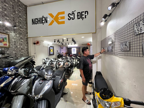 Xe máy xịn, biển số siêu đẹp giá “rớt không phanh”