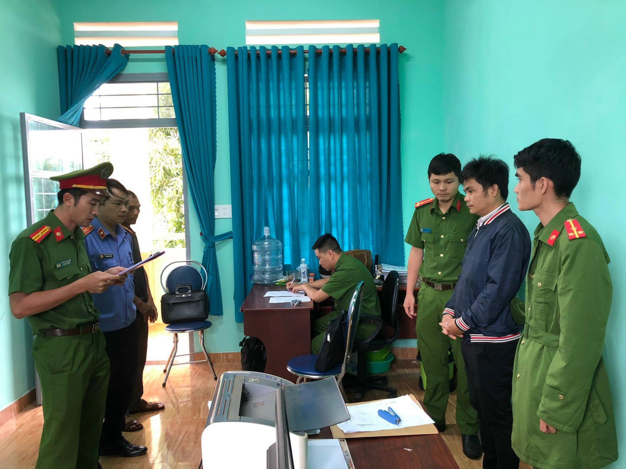 Đòi tiền để làm hồ sơ đất đai, cán bộ xã bị bắt