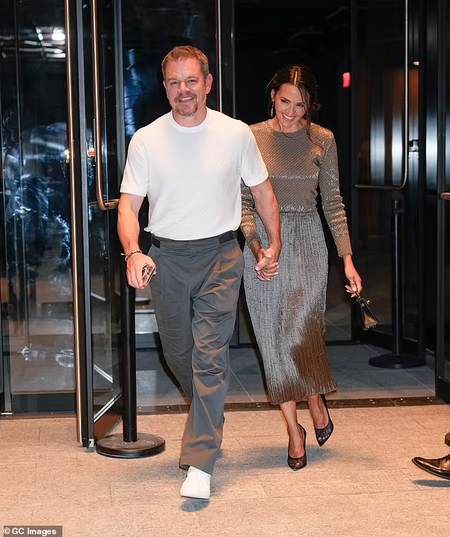 Vợ chồng tài tử Matt Damon tay trong tay tình tứ - Ảnh 1.