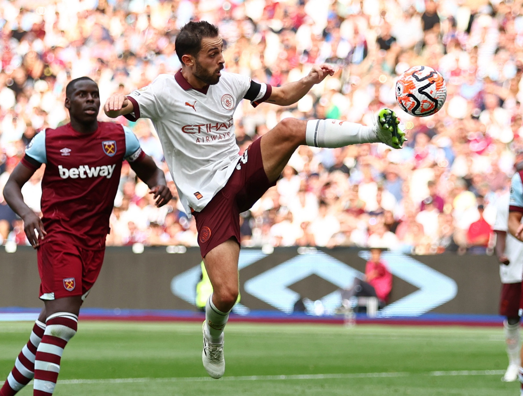 Man United thua thảm tr&ecirc;n s&acirc;n nh&agrave;, Man City ngược d&ograve;ng ở London - Ảnh 7.