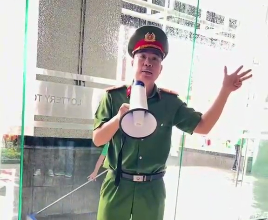 CLIP: Anh c&ocirc;ng an hướng dẫn ph&ograve;ng ch&aacute;y chữa ch&aacute;y g&acirc;y b&atilde;o mạng