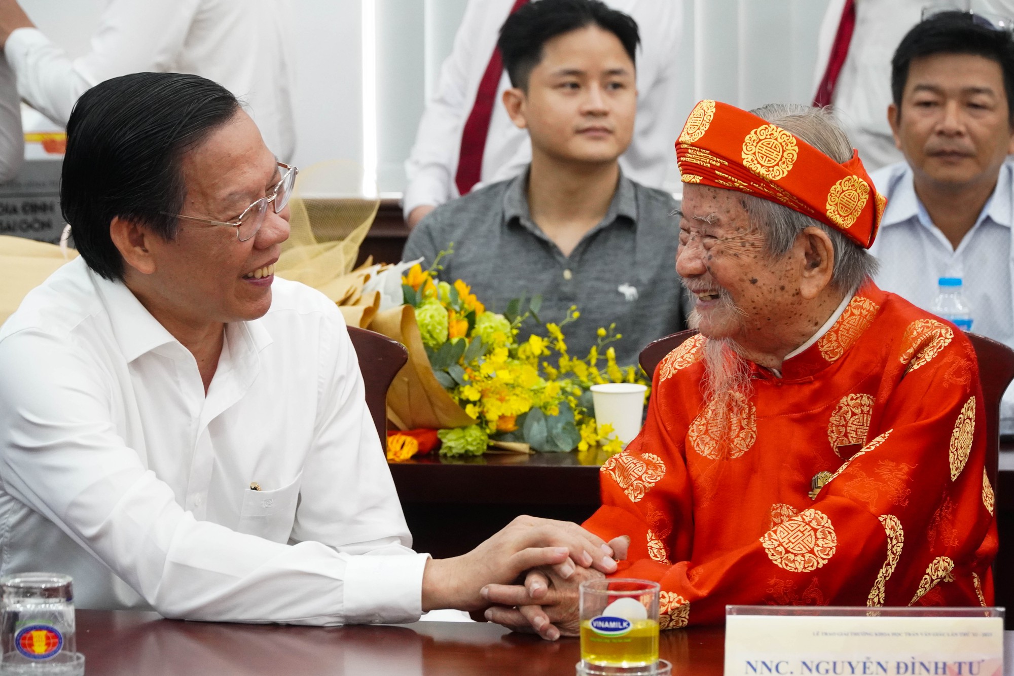 Nhà nghiên cứu 103 tuổi Nguyễn Đình Tư nhận giải thưởng khoa học Trần Văn Giàu
