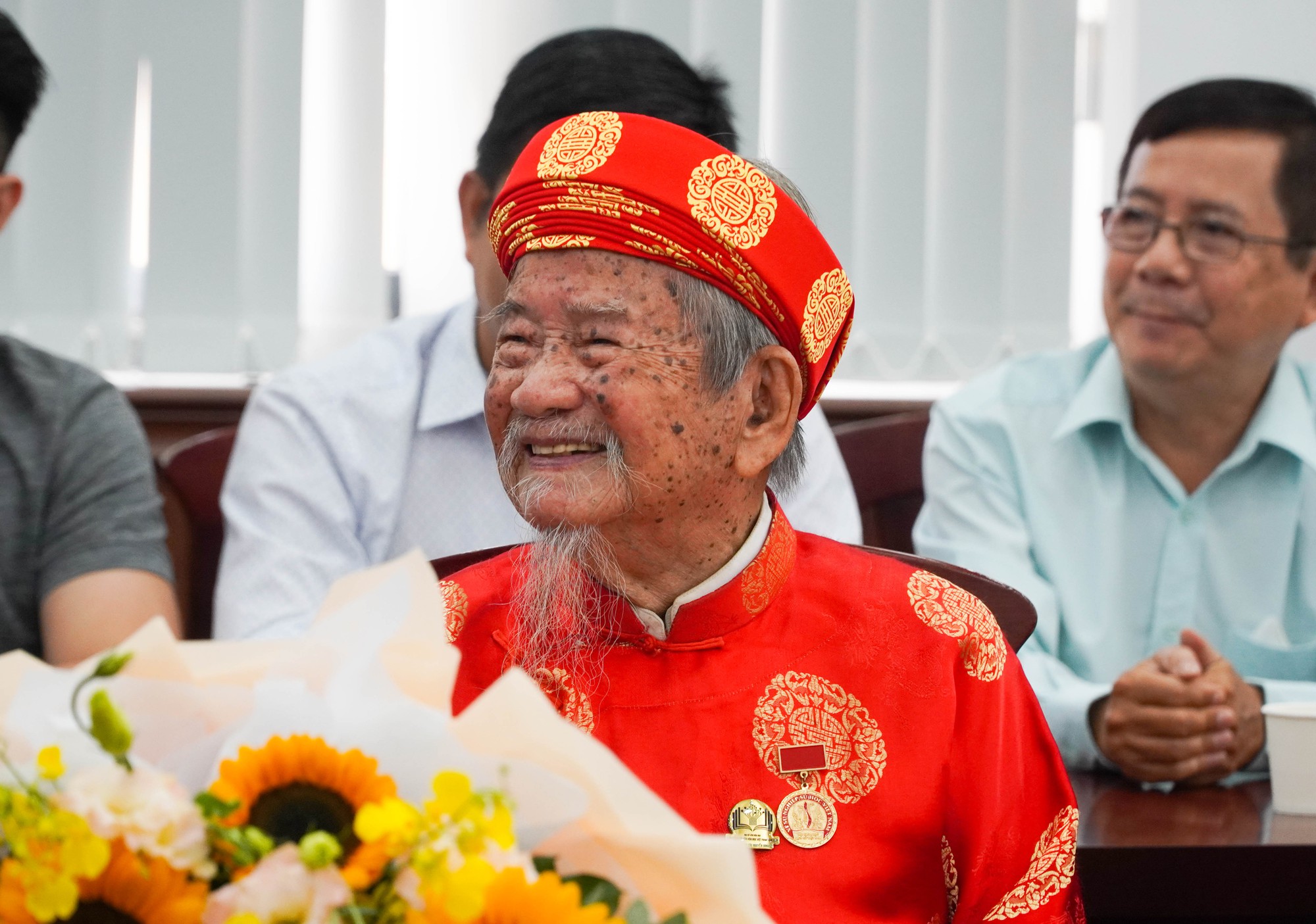 Nh&agrave; nghi&ecirc;n cứu Nguyễn Đ&igrave;nh Tư nhận giải thưởng khoa học Trần Văn Gi&agrave;u năm 2023 - Ảnh 5.