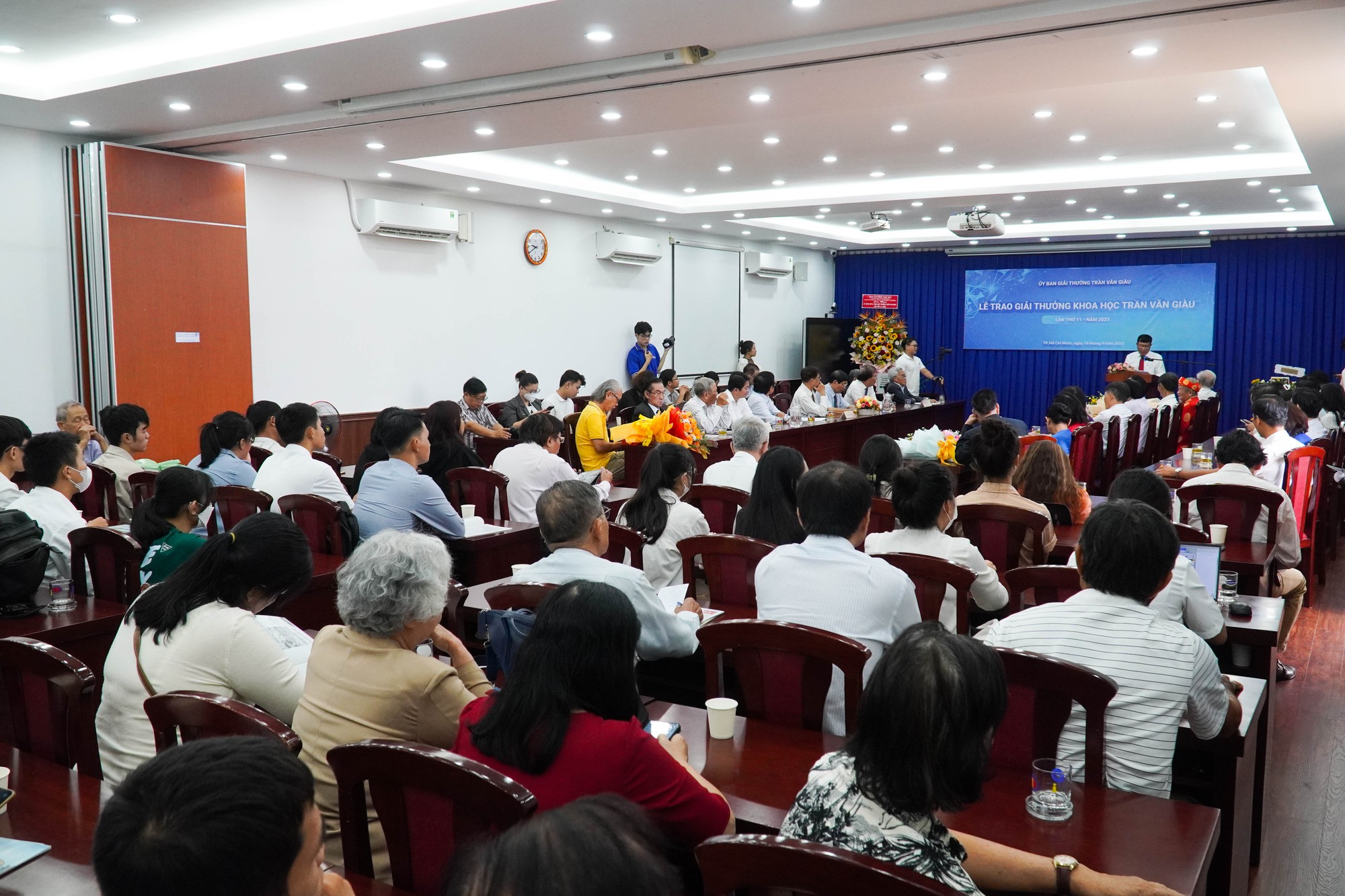Nh&agrave; nghi&ecirc;n cứu Nguyễn Đ&igrave;nh Tư nhận giải thưởng khoa học Trần Văn Gi&agrave;u năm 2023 - Ảnh 9.