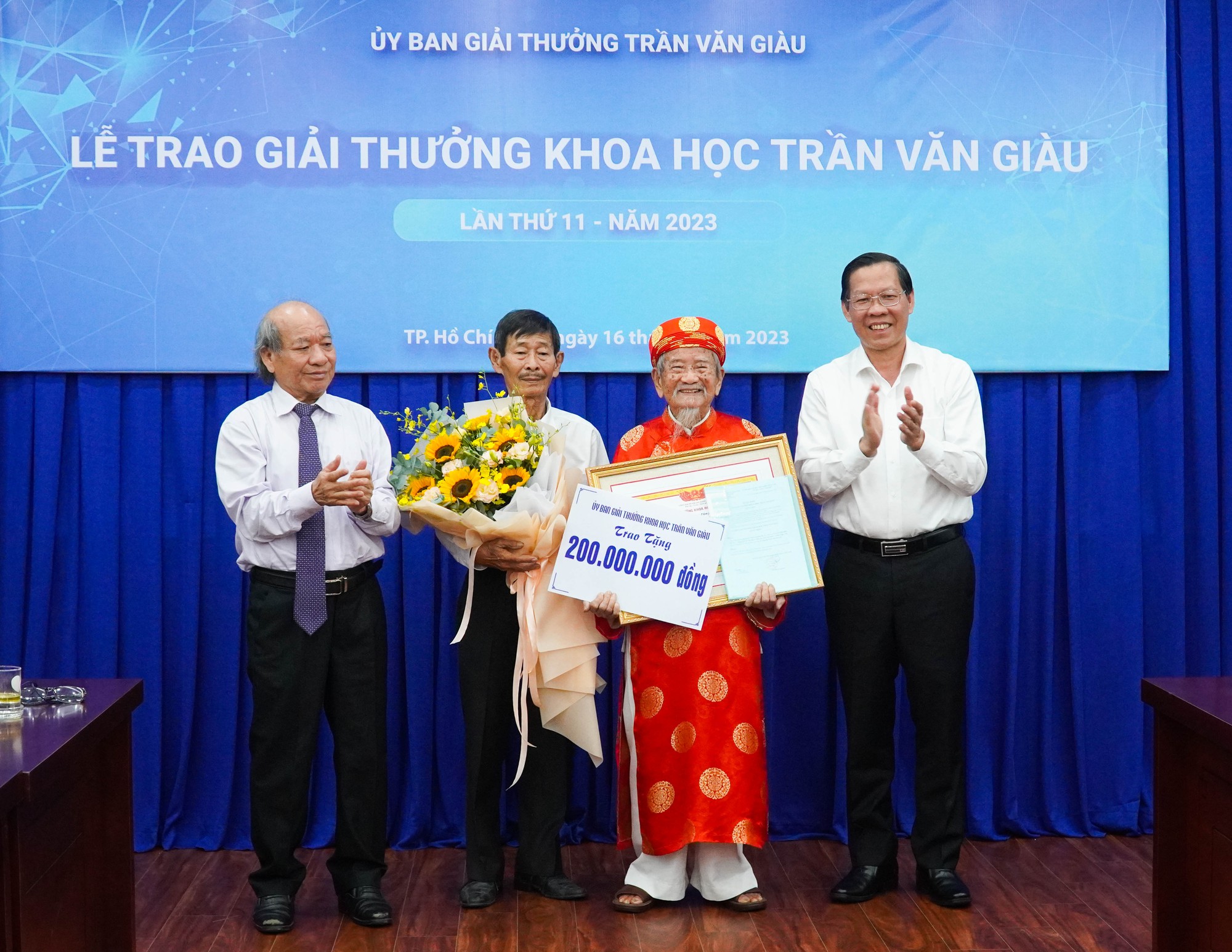 Nh&agrave; nghi&ecirc;n cứu Nguyễn Đ&igrave;nh Tư nhận giải thưởng khoa học Trần Văn Gi&agrave;u năm 2023 - Ảnh 4.