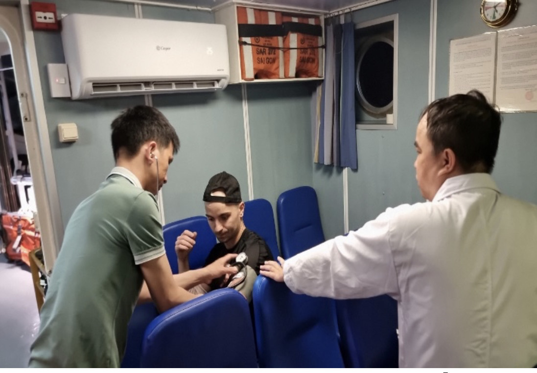 Nửa đêm vượt sóng cứu thuyền viên nước ngoài gặp nạn trên biển
