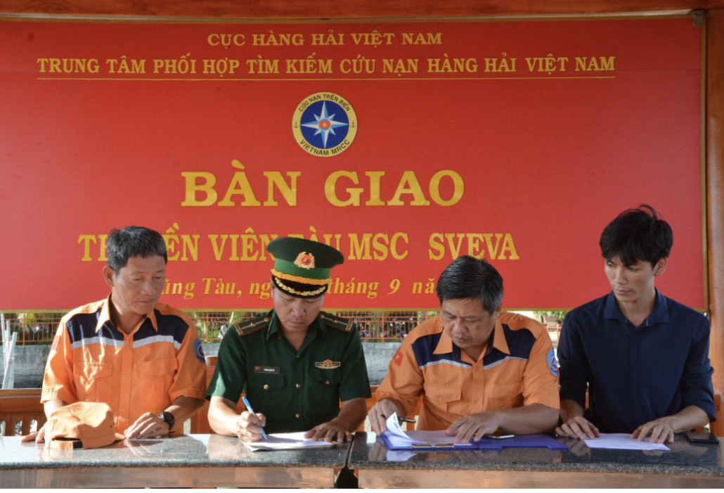 Nửa đ&ecirc;m vượt s&oacute;ng cứu thuyền vi&ecirc;n nước ngo&agrave;i gặp nạn tr&ecirc;n biển - Ảnh 3.
