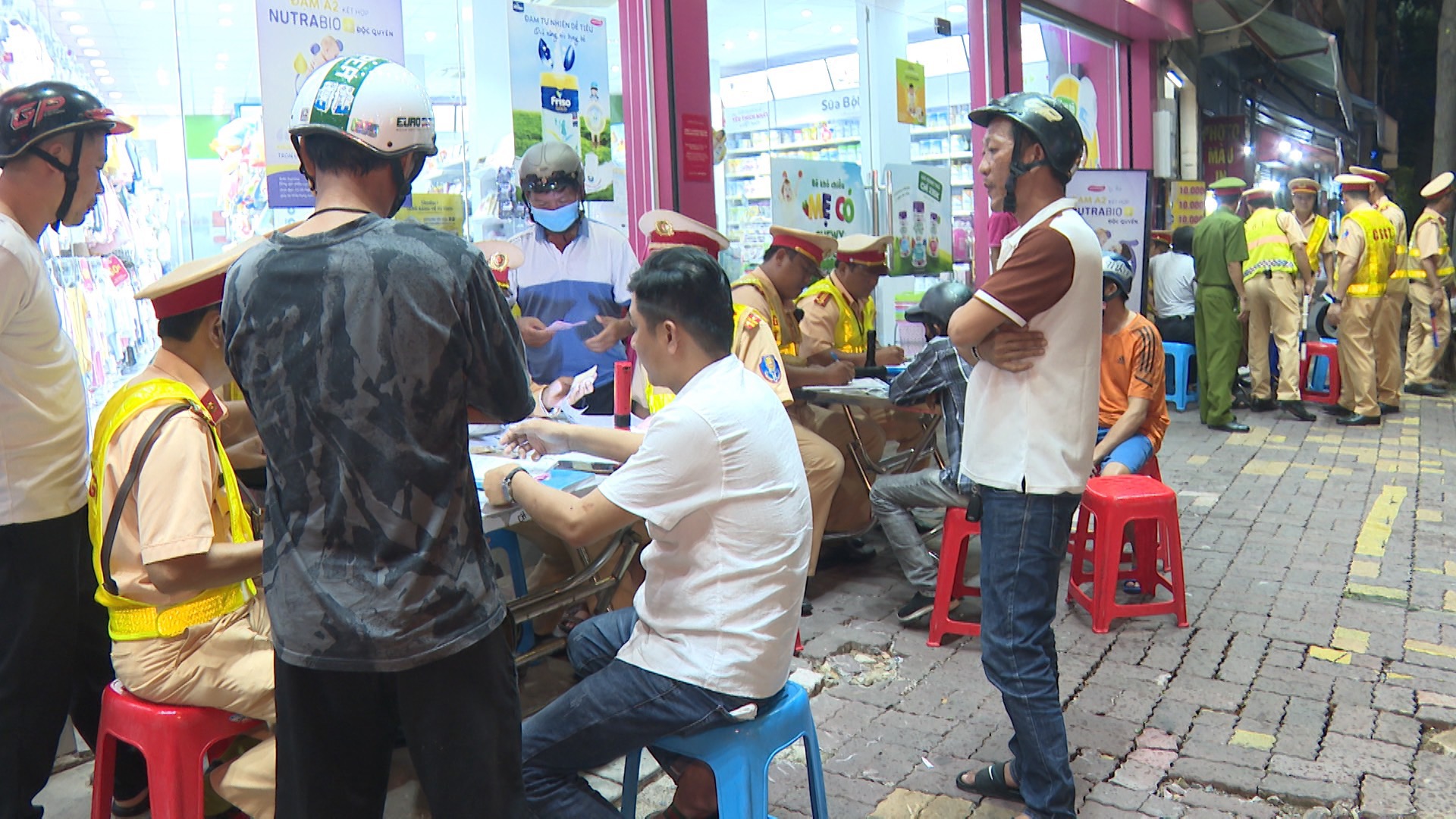 Lập chốt giao th&ocirc;ng, trong 3 giờ xử l&yacute; 43 trường hợp vi phạm nồng độ cồn - Ảnh 2.
