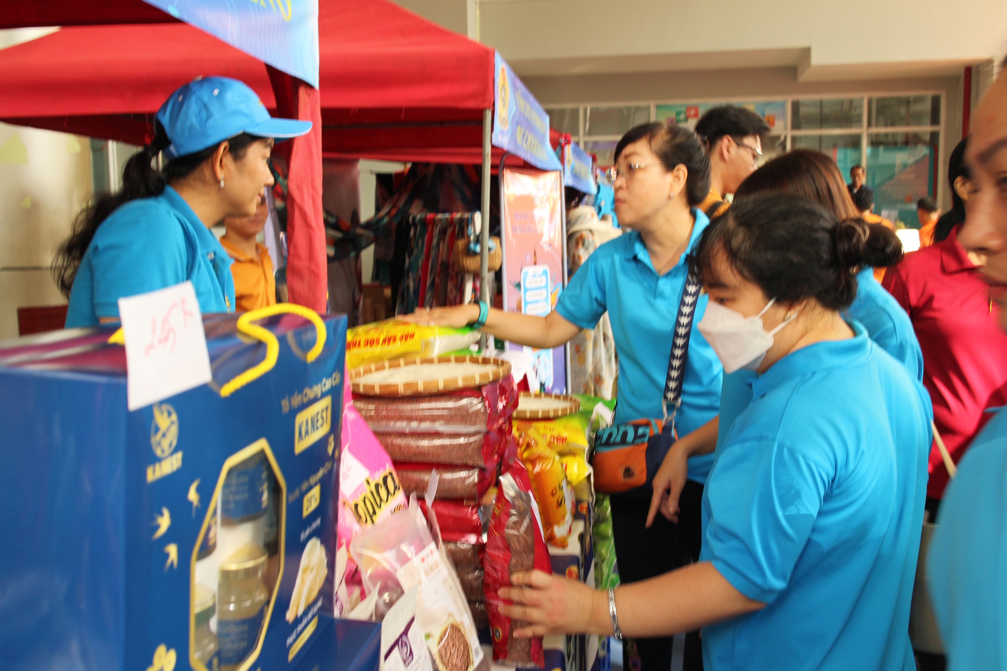 1.500 người lao động được mua h&agrave;ng giảm gi&aacute; - Ảnh 2.