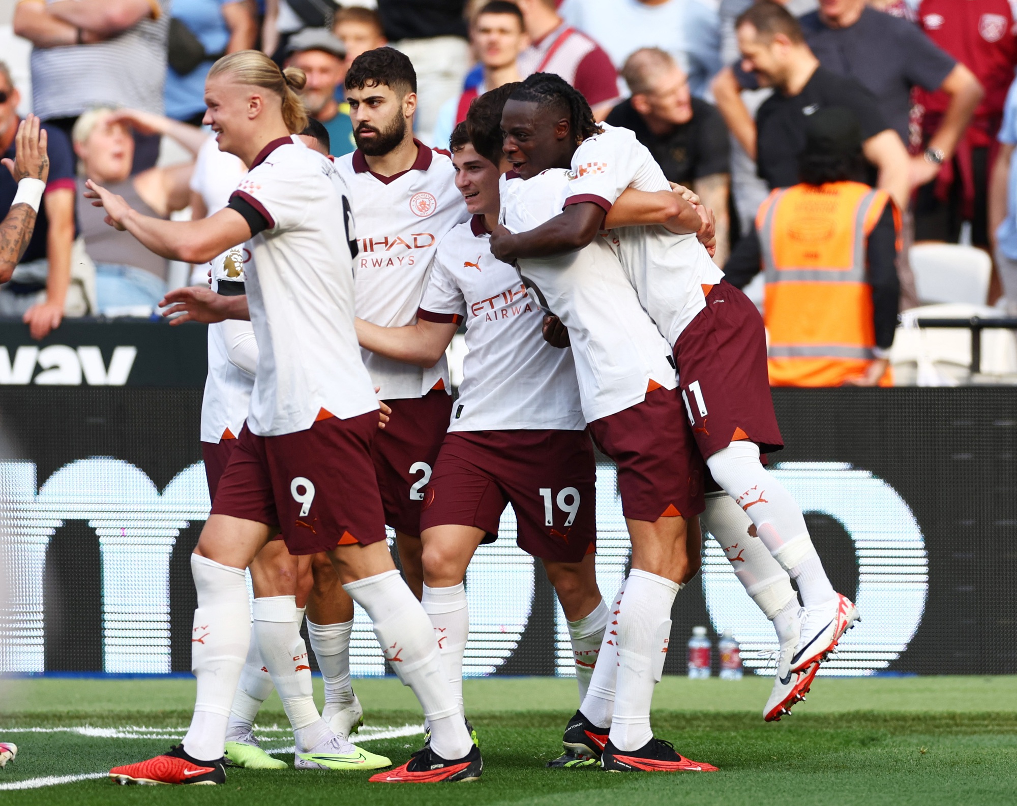 Man City chờ hủy diệt Nottingham Forest, Man United khó đá với Burnley - Ảnh 2.