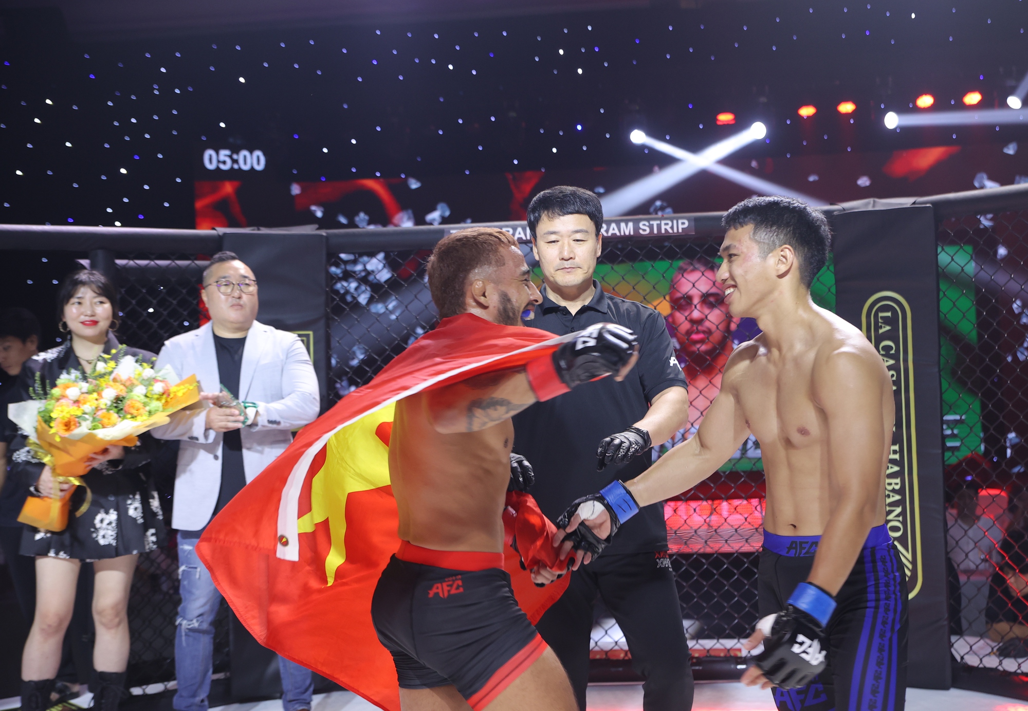 MMA AFC 28: Chiến thần Robson Oliveira gi&agrave;nh đai v&ocirc; địch danh gi&aacute; - Ảnh 7.
