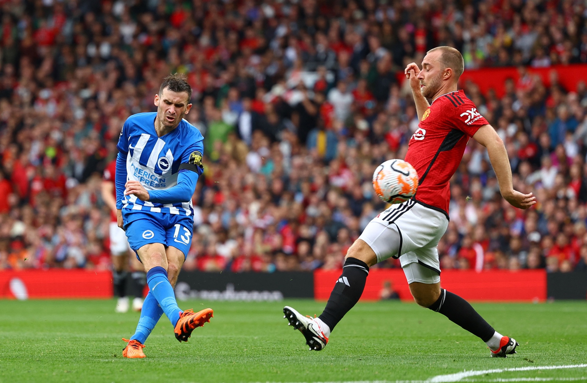 Man United thua thảm tr&ecirc;n s&acirc;n nh&agrave;, Man City ngược d&ograve;ng ở London - Ảnh 3.