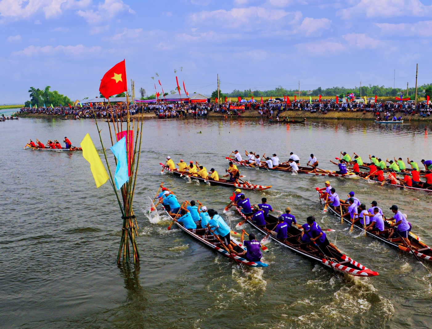 Cuộc thi ảnh "Thiêng liêng cờ Tổ quốc": Hạnh phúc giữa thời bình