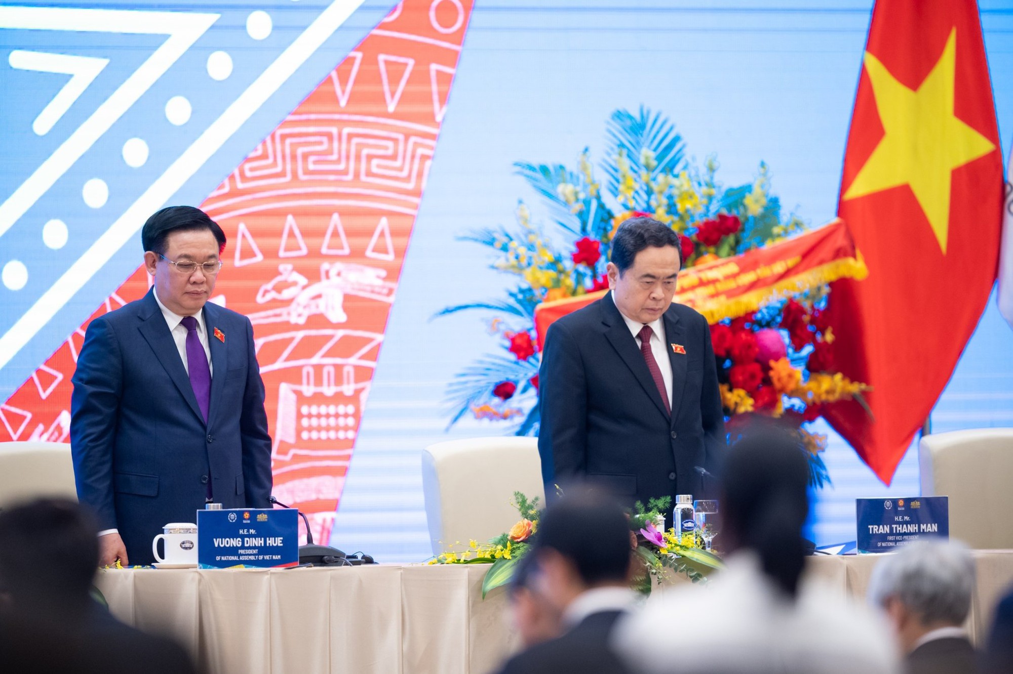 Đại biểu Nghị sĩ trẻ toàn cầu mặc niệm các nạn nhân động đất, hoả hoạn