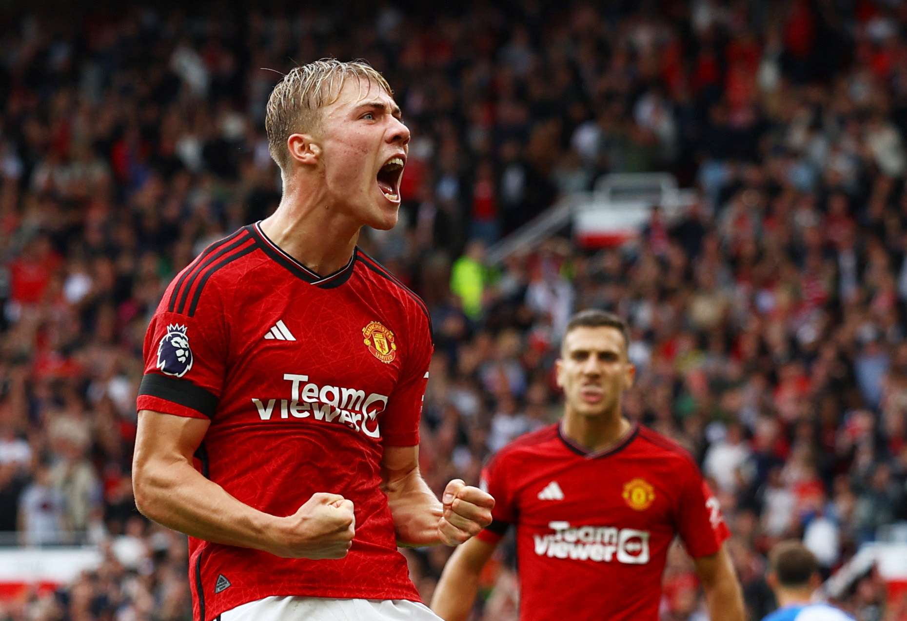 Man United thua thảm tr&ecirc;n s&acirc;n nh&agrave;, Man City ngược d&ograve;ng ở London - Ảnh 2.