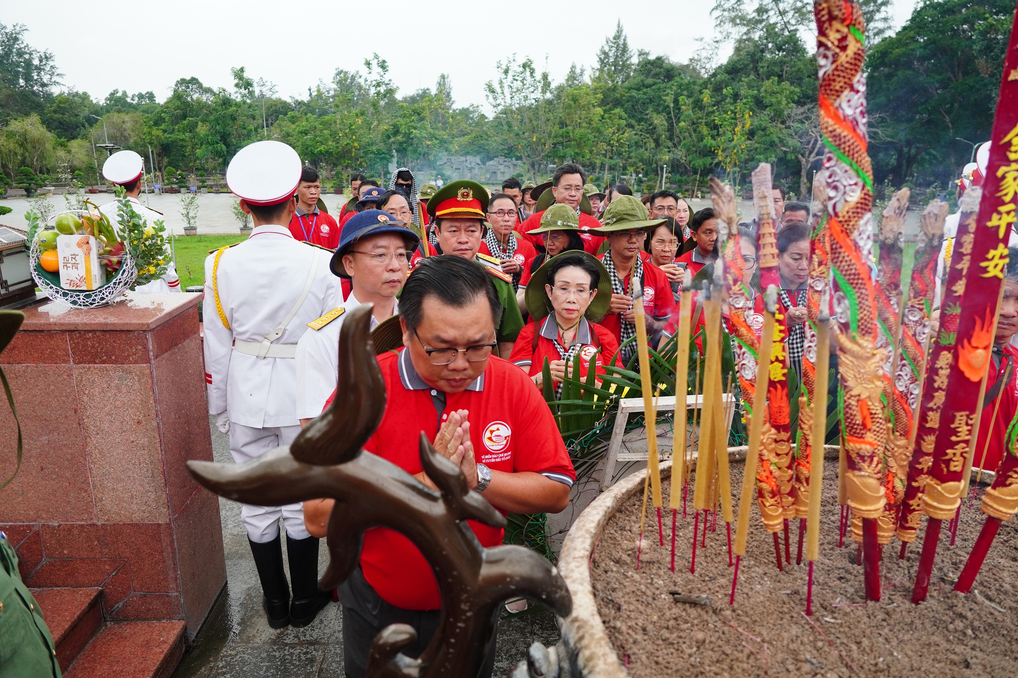 Đo&agrave;n đại biểu TP HCM d&acirc;ng hương tưởng niệm c&aacute;c Anh h&ugrave;ng liệt sĩ tại nghĩa trang H&agrave;ng Dương - Ảnh 2.