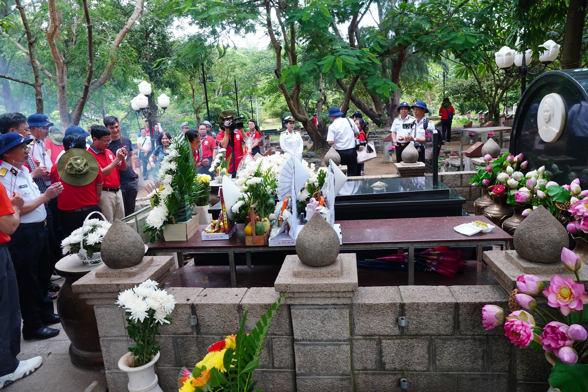 Đo&agrave;n đại biểu TP HCM d&acirc;ng hương tưởng niệm c&aacute;c Anh h&ugrave;ng liệt sĩ tại nghĩa trang H&agrave;ng Dương - Ảnh 4.
