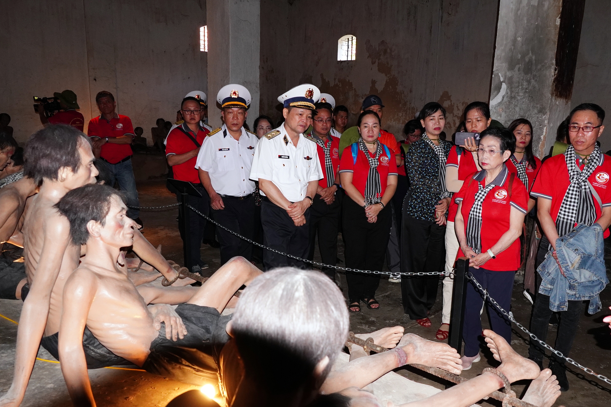 Đo&agrave;n đại biểu TP HCM d&acirc;ng hương tưởng niệm c&aacute;c Anh h&ugrave;ng liệt sĩ tại nghĩa trang H&agrave;ng Dương - Ảnh 7.