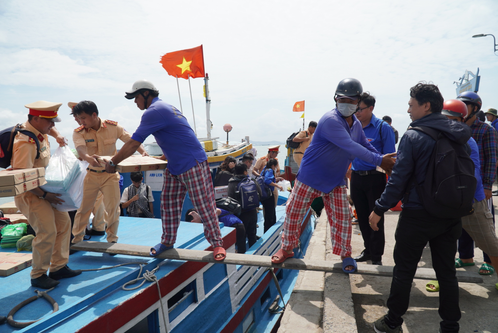 "Đồng hành người bạn ngoại thành" tại huyện Cần Giờ