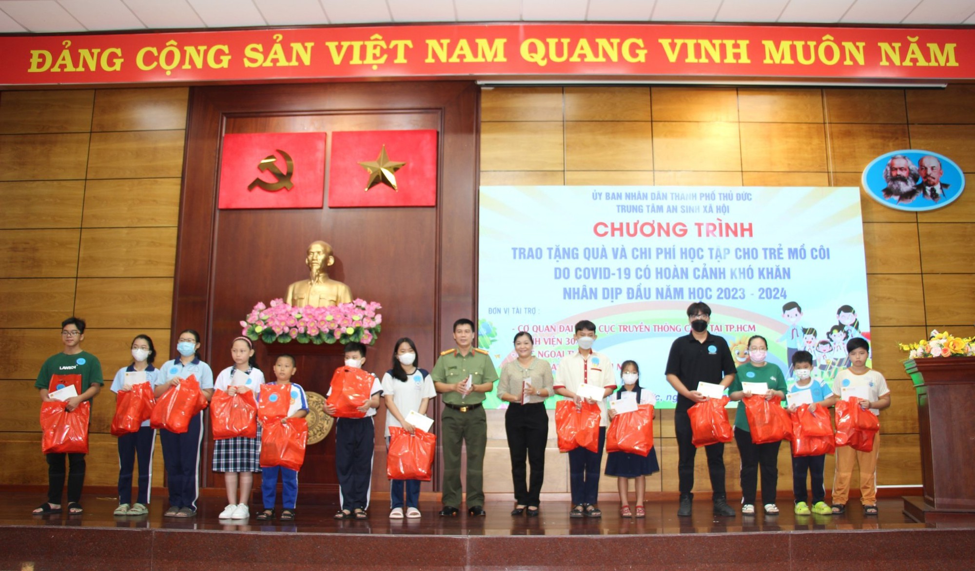 Trao 100 phần qu&agrave; v&agrave; chi ph&iacute; học tập cho trẻ em mồ c&ocirc;i do COVID-19