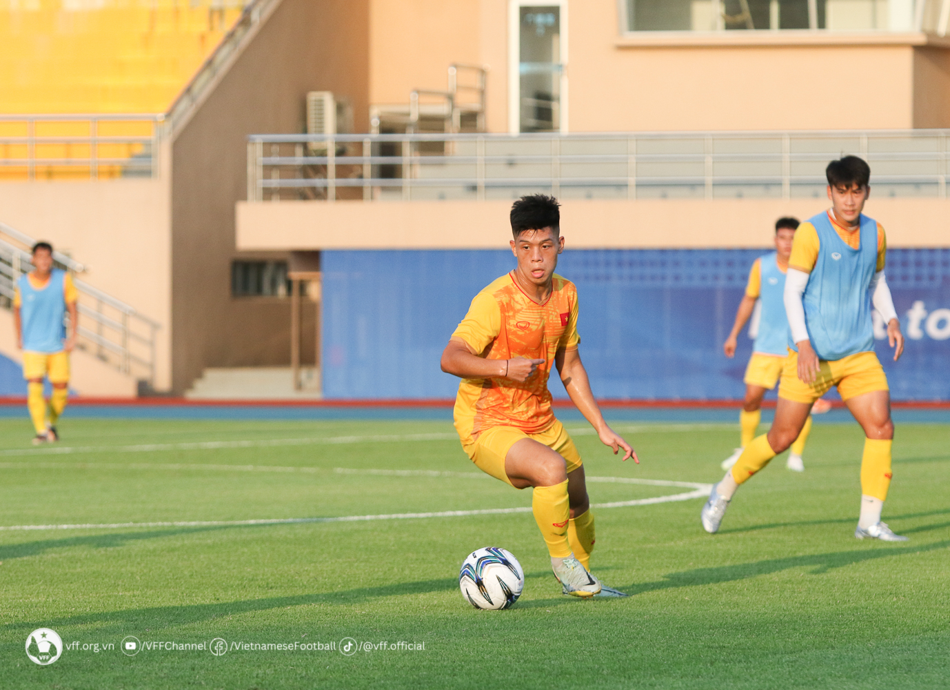 Tuyển Olympic Việt Nam l&agrave;m quen s&acirc;n đấu ở Trung Quốc - Ảnh 8.