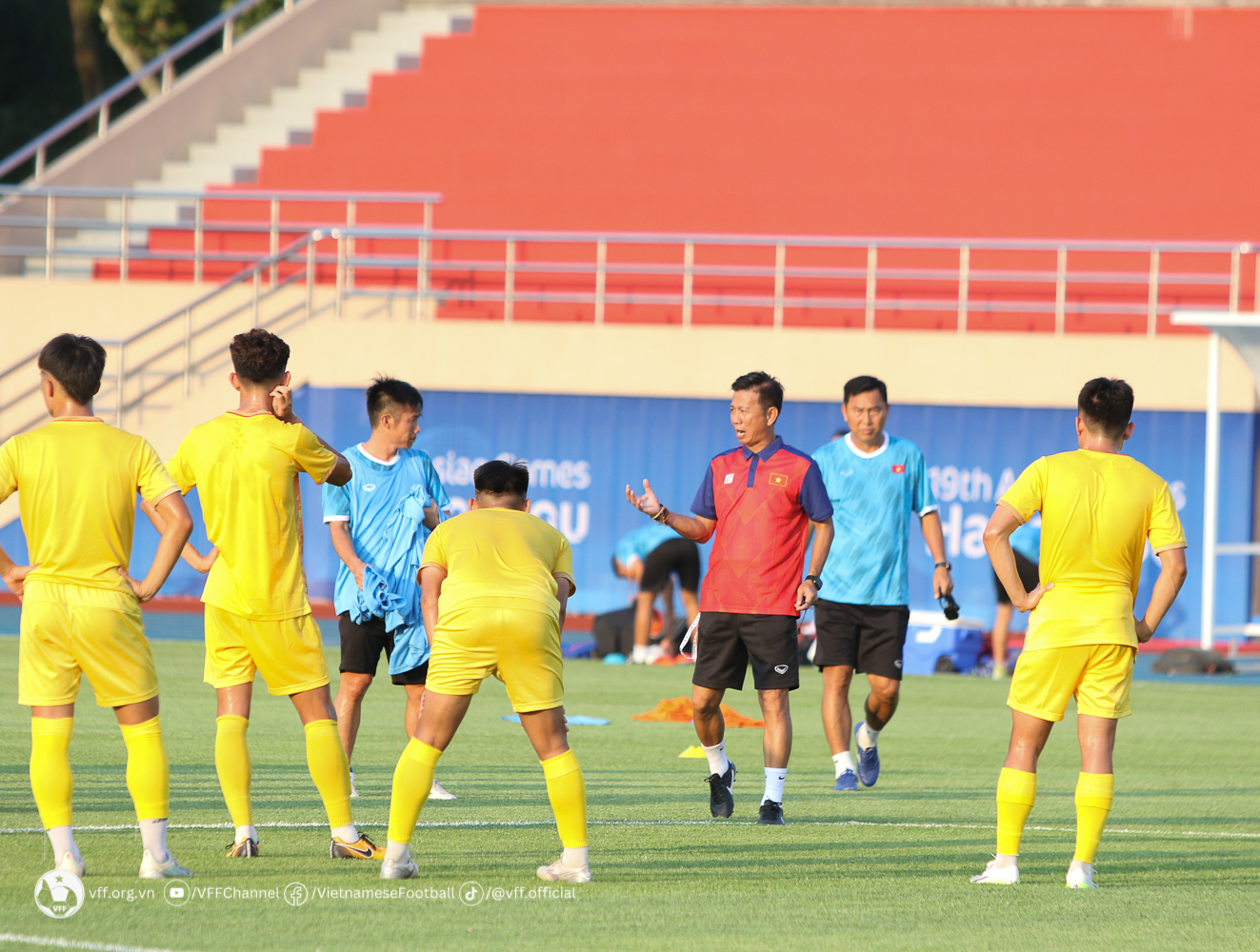 Tuyển Olympic Việt Nam l&agrave;m quen s&acirc;n đấu ở Trung Quốc - Ảnh 2.