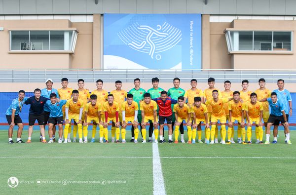 Tuyển Olympic Việt Nam l&agrave;m quen s&acirc;n đấu ở Trung Quốc - Ảnh 1.