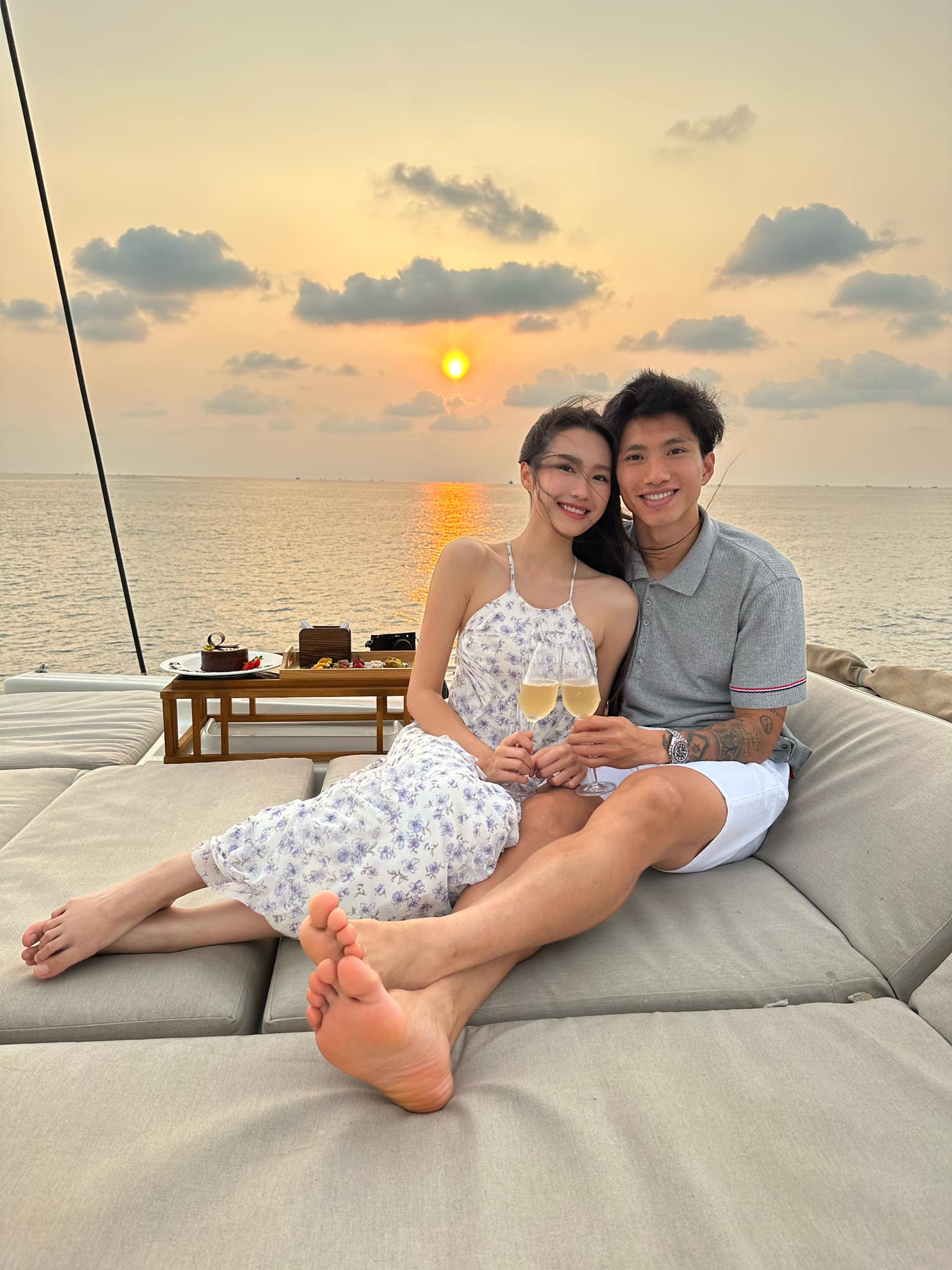 Đo&agrave;n Văn Hậu cầu h&ocirc;n người đẹp Do&atilde;n Hải My  - Ảnh 1.