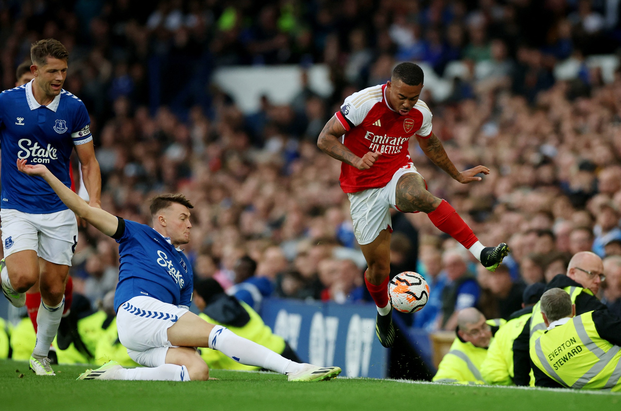 Sao dự bị tỏa sáng, Arsenal giành 3 điểm từ Everton