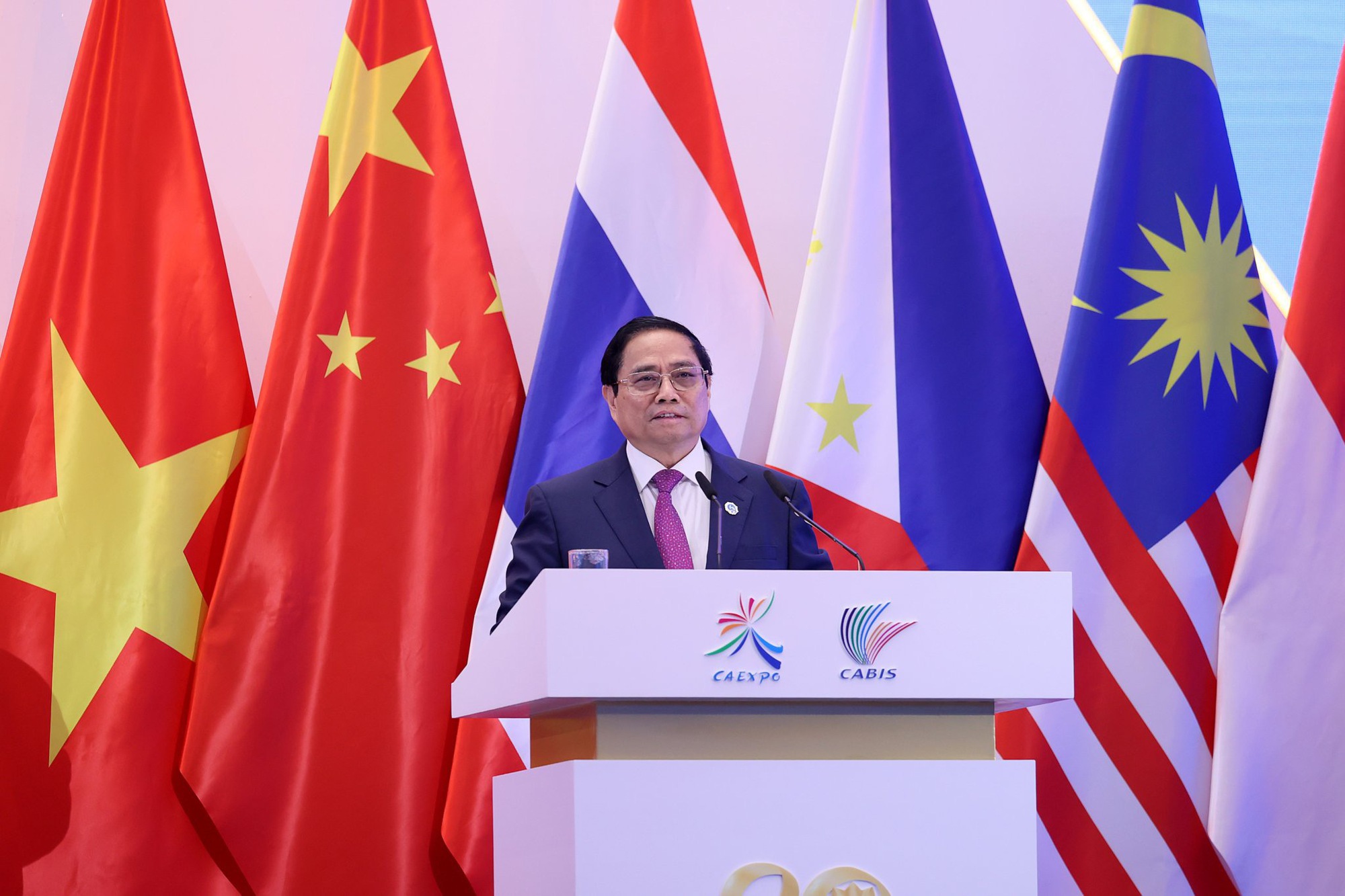 Thủ tướng Phạm Minh Ch&iacute;nh ph&aacute;t biểu tại khai mạc Hội chợ Trung Quốc - ASEAN - Ảnh 3.