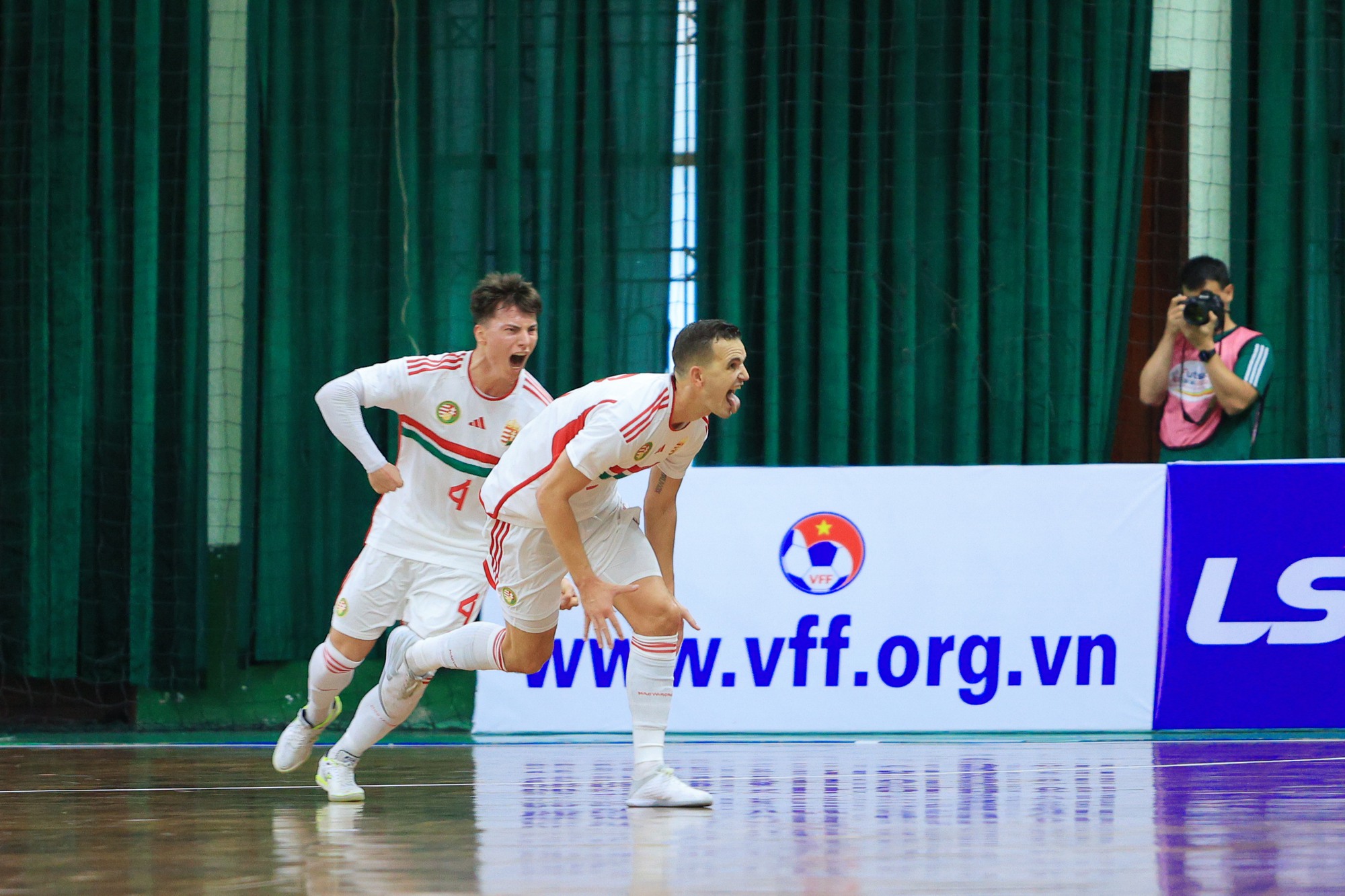 Tuyển futsal Việt Nam thua đậm tr&ecirc;n s&acirc;n nh&agrave; trước tuyển Hungary - Ảnh 2.