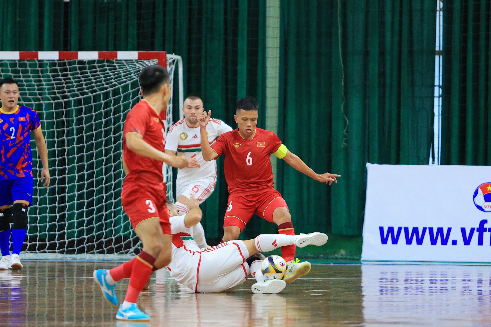 Tuyển futsal Việt Nam thua đậm tr&ecirc;n s&acirc;n nh&agrave; trước tuyển Hungary - Ảnh 1.