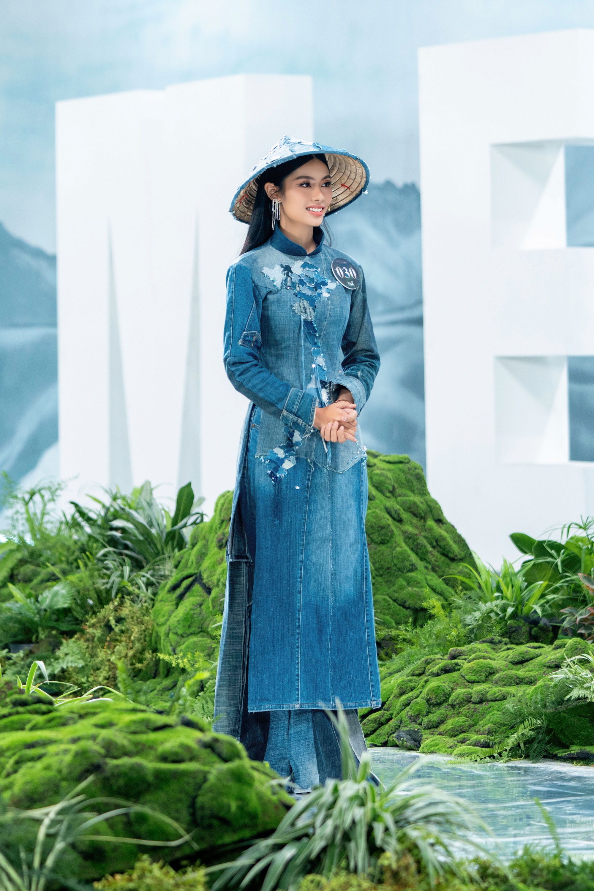 Th&iacute; sinh Miss Earth Việt Nam 2023 diện trang phục t&aacute;i chế độc đ&aacute;o - Ảnh 1.