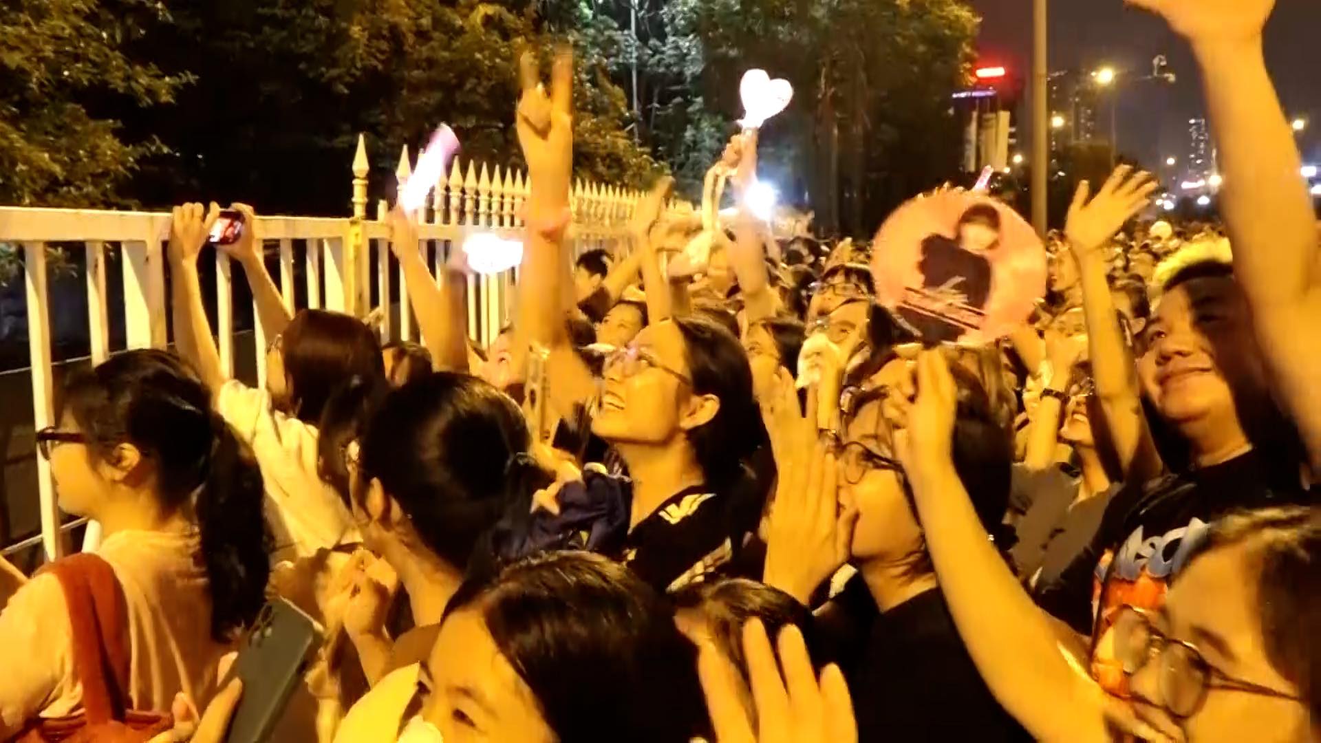 Nghệ sĩ hư, một phần do khán giả?